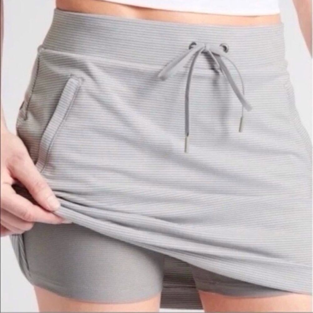 Athleta Modern Metro Gray White Micro Stripe Athletic Athleisure Sporty Skort
